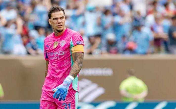 Số áo Ederson được kỳ vọng sẽ tiếp tục tỏa sáng và giành được nhiều danh hiệu hơn nữa trong tương lai