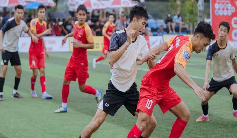 Bóng đá phủi là gì và có giống với giải đấu chuyên nghiệp không?